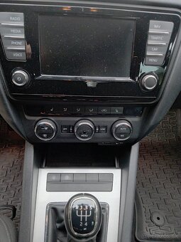 Octavia 1.6 TDI sedan perleť NAVI Vyhrev vzadu - 6