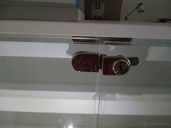 presklená vitrína do predajne obchodu vystavenie tovaru - 6