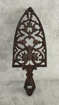 Krásná stará zdobená podložka pod starou žehličku. TOP - 6