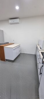 Kuchyňa zo spotrebičmi a ostrovom - 6