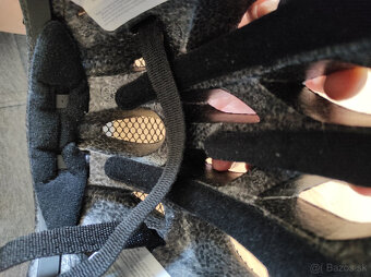 Prilba na bicykel - cierna.  Ako nova. - 6