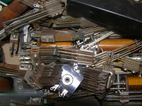 Elektrónky cca 500 kusov+21TE31,pätice,relé,konektory - 6