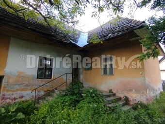 Veľký stavebný pozemok s rodinným domom v tichom prostredí . - 6