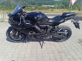 Yamaha YZF 690 - 6