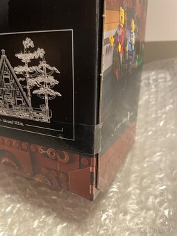 LEGO Ideas 21338 Chata „Áčko“ - 6