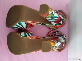 kvetinové sandálky značky Guess Garza - 6