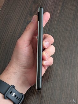 PREDÁM GOOGLE PIXEL 6A | Čierny+ Biely DBRAND skin 128GB - 6