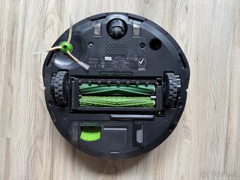 iRobot Roomba i7+ s vyprázdňovacou stanicou - 6
