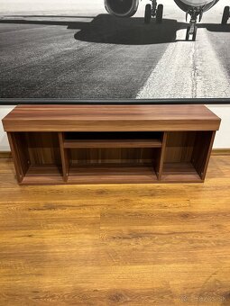 Nábytok- skriňa, komoda, poličky(vhodné aj pod tv), stolík - 6