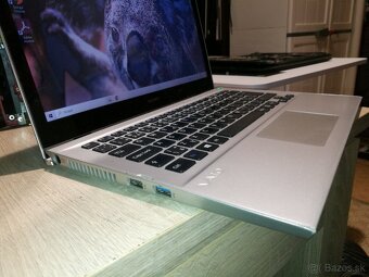 Sony. 13,3“. Dotyková obrazovka. - 6