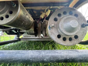 Starší elektrický invalidný vozík - 6