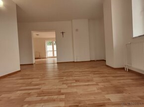 Exkluzívny predaj 6.izb 220m2 RD v obci Horňany a pozemkom - 6