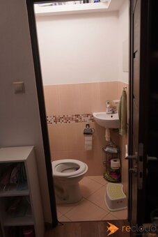 Veľkometrážny 3-izbový byt s balkónom vo vidieckom štýle. - 6