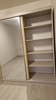 Predám kašmirovú bežovu šatnikovu skrinu - 6