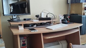 Predám PC stolík, zachovalý, s výsuvnou políčkou pre kláveic - 6