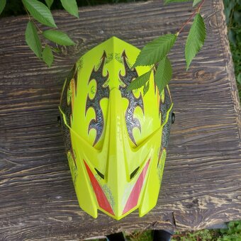 Predám športovú motokrosovú prilbu – veľkosť L - 6