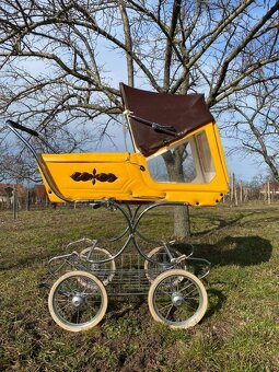 Hojdací starý retro nostalgický kočík. - 6