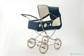 Starý, nostalgický, hojdací kočík na vyššom podvozku. - 6