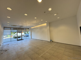 Prenájom prízemného obchodného priestoru 82 m² vo frekventov - 6