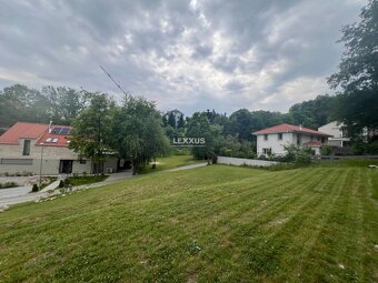 | Slnečný stavebný pozemok 700m2 KOLIBA - 6