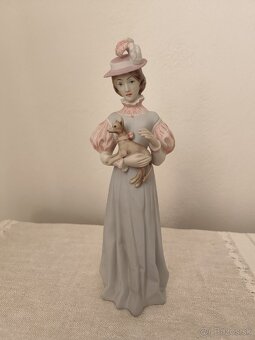 Royal dux žena so psíkom porcelánová soška - 6