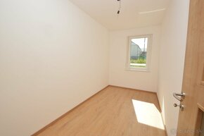 Predaj rožný, slnečný 3i byt s 143,20 m2 predzáhradkou, Rajk - 6