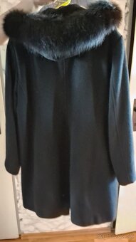 Elegantny cierny kabat s pravou kozusinov a panske kabaty - 6