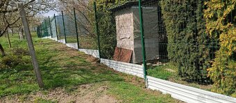 Montáž oplotenia... - 6