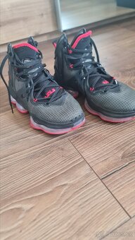 Yeezy Boost 350 V2, Nike LeBron 19 Bred - 6