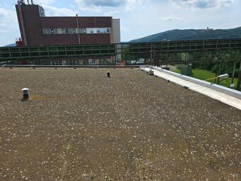 Priemyselná budova vo veľkom stráženom areáli - 6