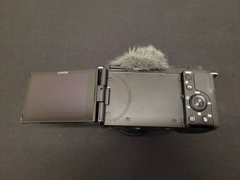 Sony ZV-e10 + E 11mm f1.8 - 6