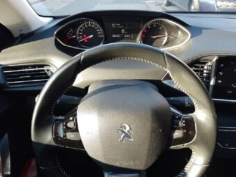 Peugeot 308 Blue 1.5 96 kW - 6