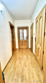 Predaj: Kompletný a Zrekonštruovaný 3-izbový Byt s Balkónom  - 6