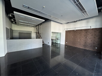 Prenájom prízemného obchodného priestoru 99 m² vo frekventov - 6