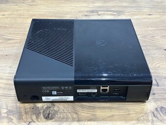 Samostatná herná konzola XBOX 360E 4GB - 6