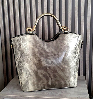 Lakovaná kabelka do ruky - 6