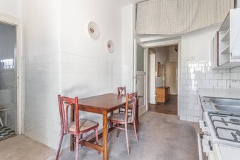 Priestranný veľkometrážny byt s historickým šarmom v Starom - 6