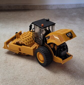Bruder vibracny valec Caterpillar - 6
