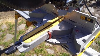 pokosová píla DEWALT DW718 - QS a stôl DE7023 - 6