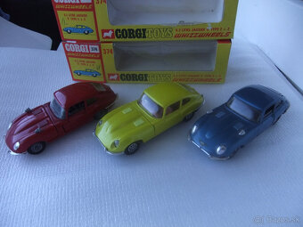 3xJAGUAR E a 2xFERRARI DINO od CORGI TOYS v 1:43 - 6