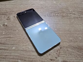Samsung flip 5 512gb v super stave ma len jemne skrabanceky - 6