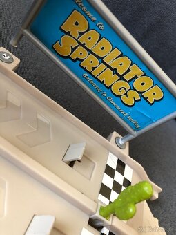 Disney Cars Flo's V8 Cafe Dragstrip - 6