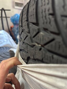 čierne kolesa obute zimné pneu nokian vo folii - 6