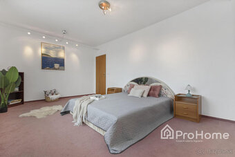 Priestranný a vzdušný rodinný dom vo Veľkej Pake - 6