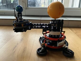 Lego Technic 42152 (lietadlo) a 42179 (pohyb Zeme a Mesiaca) - 6