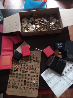 Odznaky plná krabica.Kadeco - 6