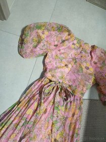 Kvetované spoločenské midi šaty - 6