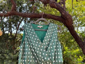 Zelené bodkované letné šaty - 6