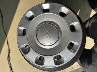 Predám preumatiky s diskami na Fiat 500 + puklice - 6