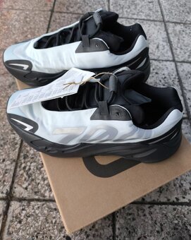 Adidas Yezzy 700 - 6